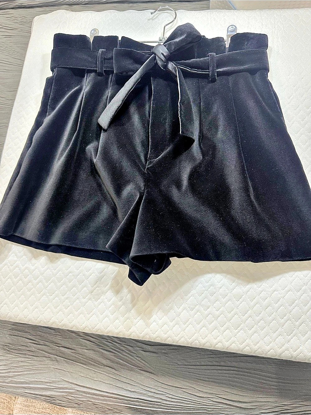 Alice + Olivia Black Stretch Velvet Belted High Waist Shorts Size 6